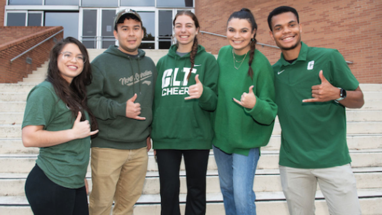 UNC Charlotte on X: A special night for soon-to-be Alumniners (and Norm!)  as they receive their class rings and dip them in the pan of the 49er Miner  